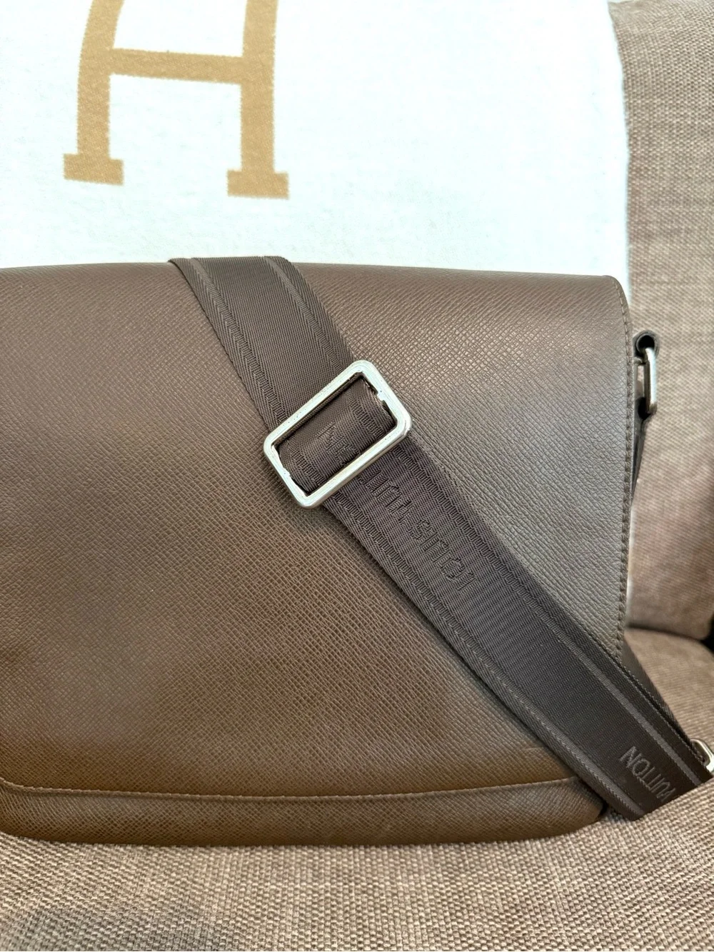 Authentic Louis Vuitton Roman Messenger bag M32852 brown taiga leather LV